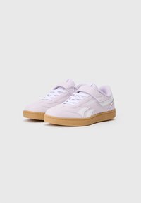 Des baskets violettes claires avec des accents blancs, un tissu texturé, une languette rembourrée et une semelle en caoutchouc naturel. Comprend des lacets et un logo sur le côté.