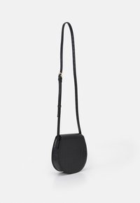 Borsa a tracolla nera con forma curvata, realizzata in pelle sintetica testurizzata, dotata di una sottile tracolla regolabile e un dettaglio hardware discreto.