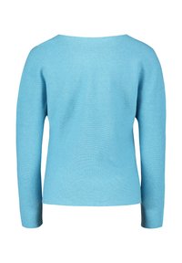 Blauer Langarmpullover aus weichem Strickstoff, mit einem weiten Ausschnitt und einer figurbetonten Silhouette. Keine sichtbaren Muster oder Beschläge.