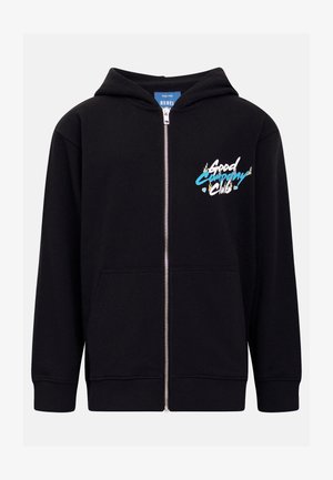 Svart hettegenser med glidelås og lommer foran, dekorert med et blått og hvitt grafisk tekstdesign "Good Company Club" på venstre bryst. Laget av bomull.