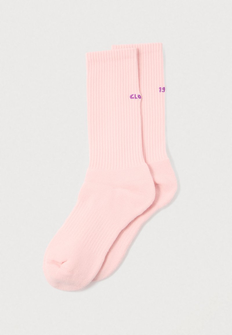 Ροζ ριγωτές κάλτσες μέσης με μοβ κείμενο, που διαθέτουν λεία υφή και σχεδιασμό στρογγυλής μύτης.