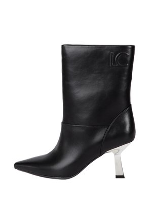 LOLA CASADEMUNT Stiefelette - black