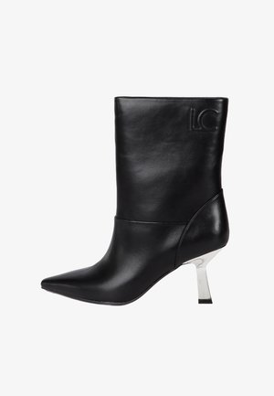 LOLA CASADEMUNT Klassiset nilkkurit - black