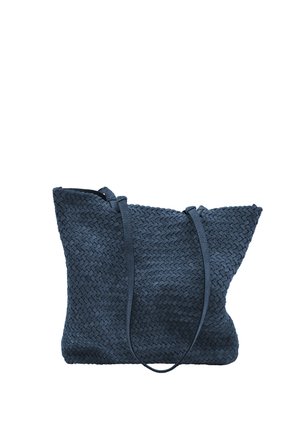 Granatowa pleciona skórzana torba typu tote z dwoma paskami na ramię, lekko miękka w kształcie, na białym tle.