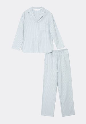 Jasnoniebieski zestaw piżamowy w białe paski, składający się z długiego rękawa bluzki zapinanej na guziki z kieszonką na piersi oraz pasujących spodni ze sznurkiem.
