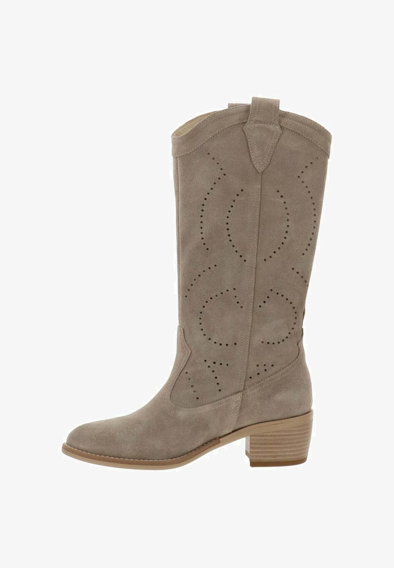 Botte de cowboy mi-mollet en daim taupe avec des motifs décoratifs perforés, une languette de tirage en haut et un talon bloc empilé.