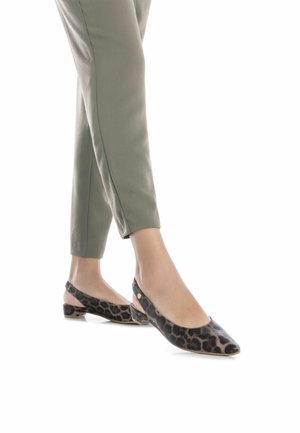 Zapatos planos slingback de estampado animal en negro y marrón con punta afilada y tacón bajo, que presentan lados recortados y un pequeño botón de acento.