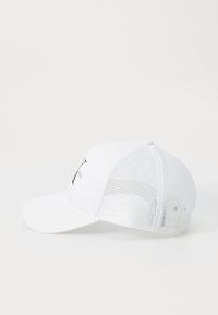 Cappellino da baseball bianco con un pannello frontale solido, lati e retro in rete, e visiera curva. Include dettagli del logo nero sulla parte frontale.