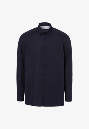 Granatowa, męska koszula wizytowa z długim rękawem, zapinana na guziki z przodu, z klasycznym, spiczastym kołnierzykiem, prezentowana na białym tle.