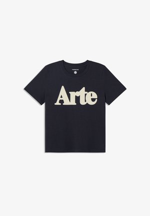 Navyblauwe katoenen T-shirt met een grote crèmekleurige "Arte" grafiek op de voorkant. Korte mouwen en een ronde halslijn met een relaxte pasvorm.
