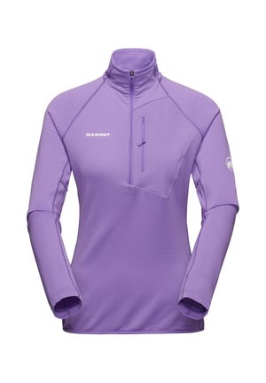 Pullover lungo a maniche lunghe di colore viola chiaro, con colletto alto, mezza zip, tasca sul petto e tessuto testurizzato. Presenta il logo "Mammut" in bianco.