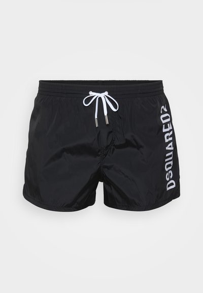 Shorts de bain noirs en matériau léger, avec un cordon de serrage blanc et "DSQUARED2" imprimé sur le côté en blanc.