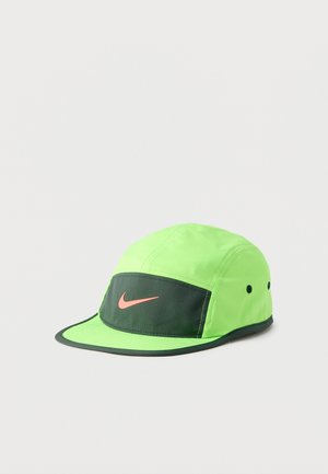 Grøn kasket med en mørkegrøn frontpanel og et pink Nike-logo. Materialet virker let med en buet skygge og ventilationshuller.