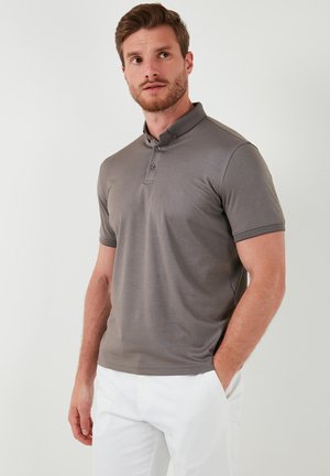 Grau Polo-Shirt mit kurzen Ärmeln, Slim-Fit, zwei Knöpfen und geripptem Kragen. Weicher Stoff mit glatter Textur.