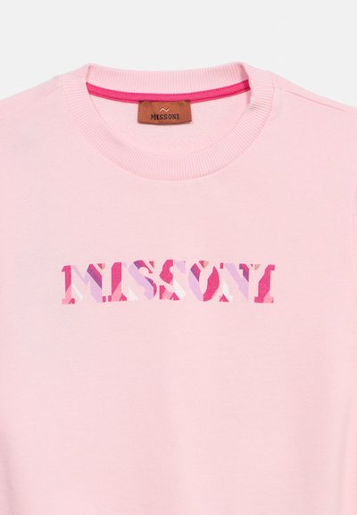 Φωτεινό ροζ φούτερ με στρογγυλή λαιμόκοψη και πολύχρωμο κείμενο "MISSONI" στο στήθος, με καφέ ετικέτα στο εσωτερικό του γιακά.