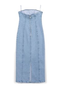 Robe midi en denim bleu clair avec fermeture éclair à l'avant et fente sur le côté. Caractéristiques : fines bretelles réglables et coupe près du corps avec des détails en panneaux.