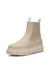Bota Chelsea de cuero beige con paneles laterales elásticos y tiradores. Suela de plataforma blanca gruesa con detalles texturizados. Acabado suave y resistente.