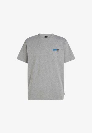 Harmaa puuvillainen t-paita, jossa on lyhyet hihat, pyöreä kaula-aukko ja rintakehässä sininen ja musta painettu logo. Yksinkertainen, rento istuvuus.