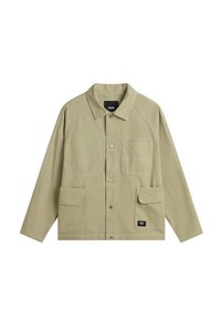 Chaqueta verde oliva con cierre de botón, dos bolsillos frontales y un logotipo en forma de parche cuadrado. Fabricada con un tejido texturizado y costuras visibles.