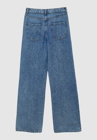 Jeans in denim azzurro chiaro a gamba larga, con vita alta, due tasche posteriori e un finish in tessuto testurizzato. Orlo dritto con dettagli di cucitura discreti.