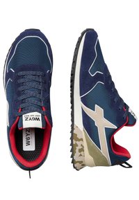 Scarpe da corsa della Marina con materiali in rete e suede. Presentano un accento crema, un interno rosso e una suola con motivo camouflage. Lacci a contrasto.