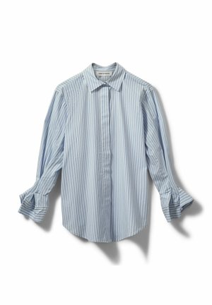 Camisa de botones a rayas azul claro y blanca, hecha de tela con una textura suave. Cuenta con un cuello clásico y puños ligeramente acampanados.