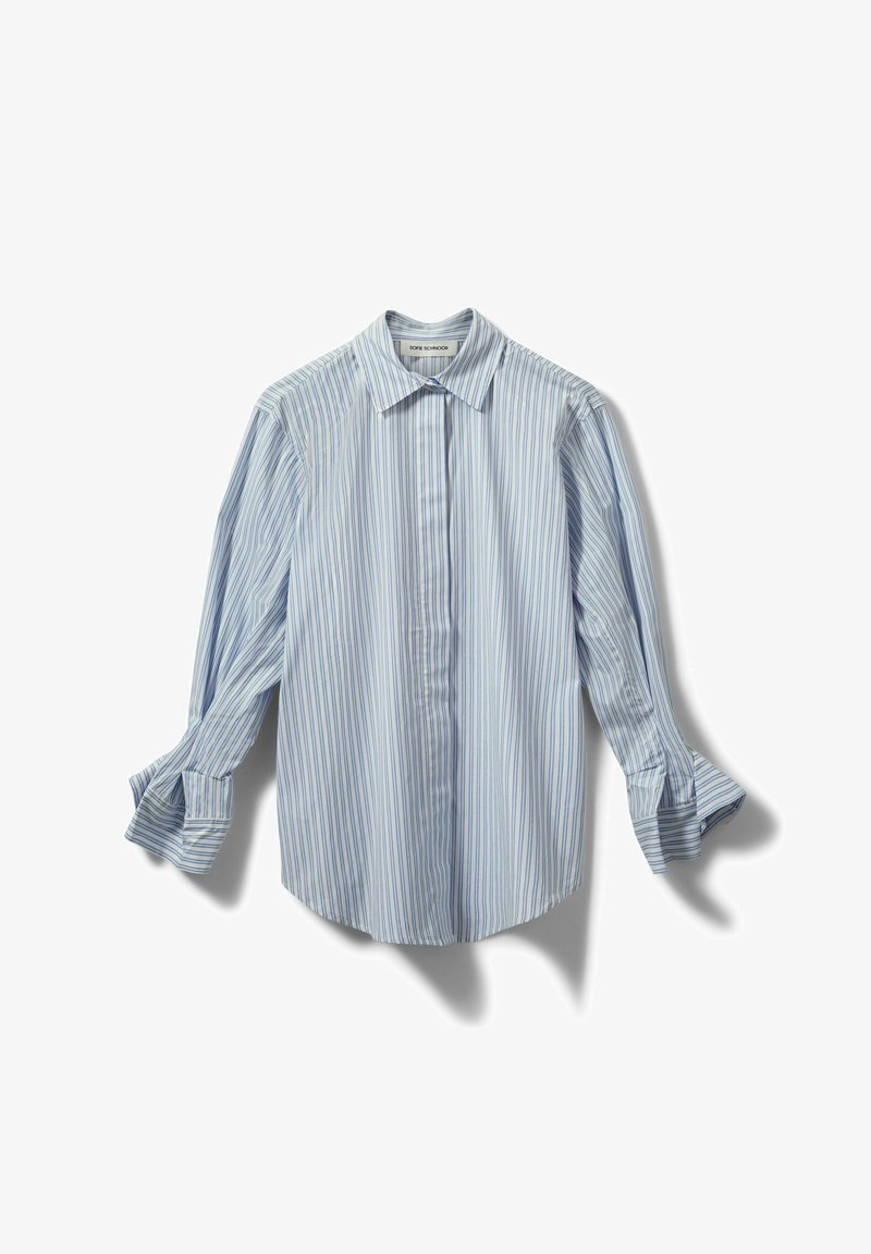 Camicia a righe azzurro chiaro e bianco con bottoni, realizzata in tessuto dalla texture liscia. Presenta un colletto classico e polsini leggermente svasati.