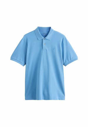 Camisa polo azul claro de algodón, con cuello y mangas cortas. Incluye un pequeño logo bordado en el pecho.