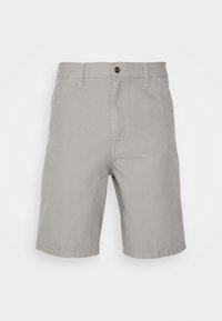 Shorts gris clair arrivant au genou avec passants de ceinture, bouton à l'avant, fermeture éclair et poches latérales sur un fond uni.