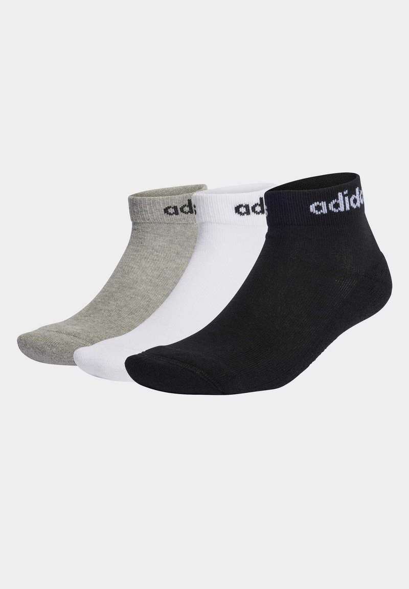 Kolme paria nilkkasukkoja harmaana, valkoisena ja mustana. Jokaisessa parissa on ribbausreuna ja siinä on musta "adidas"-logo reunassa.