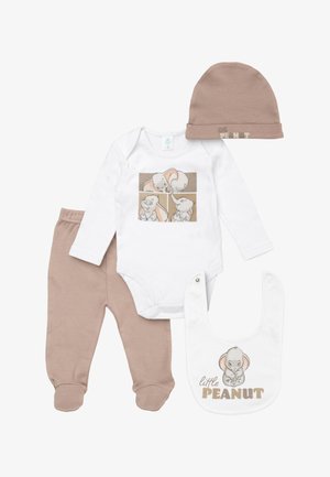 Set di abbigliamento per neonati con pantaloni beige, cappellino beige, body a maniche lunghe bianco con illustrazioni di elefanti e bavaglino bianco con la scritta "piccolo nocciolino".