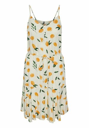 Fehér ruha spagetti pántokkal, narancssárga és zöld levél mintával, gomb részlettel a nyaknál, övvel a derékon és fodros szegéllyel.