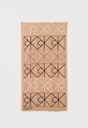 Beige rektangulært halstørklæde med gentaget geometrisk X- og cirkelmønster i sort og hvid, Calvin Klein-logo i nederste venstre hjørne.