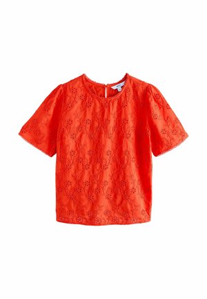Sarkana izšūta īsajiem piedurknēm blouse ar viļņotu apkakli un ziedu rakstiem visā virsmā. Izgatavota no viegla auduma.