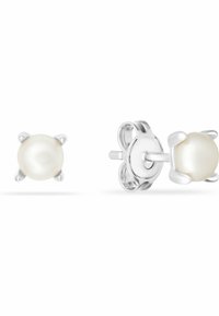 Orecchini a perno con una perla rotonda bianca fissata in un design a quattro artigli in argento; dettagli in metallo lucido.