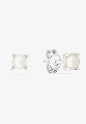 Boucles d'oreilles à clou ornées d'une perle ronde blanche, montées dans un design en argent à quatre griffes ; détails en métal poli.