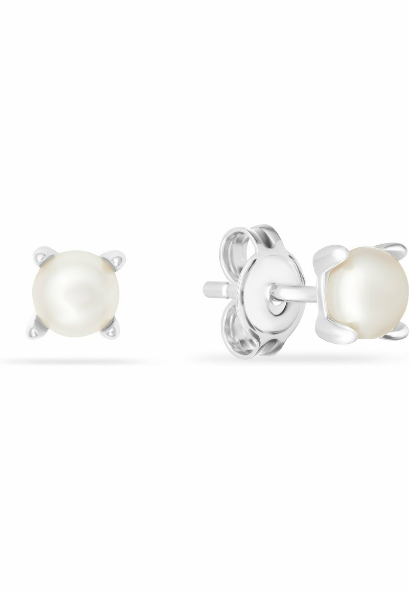 Orecchini a perno con una perla rotonda bianca fissata in un design a quattro artigli in argento; dettagli in metallo lucido.