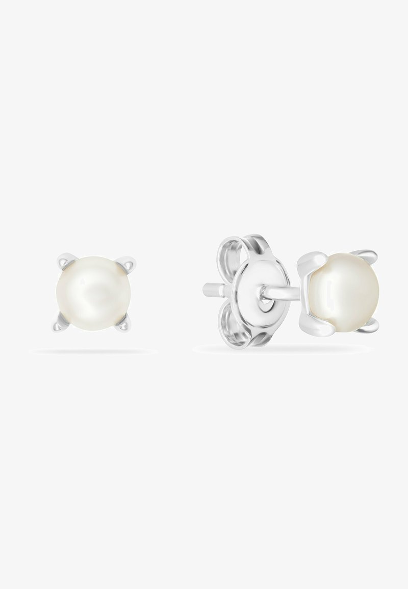 Orecchini a perno con una perla rotonda bianca fissata in un design a quattro artigli in argento; dettagli in metallo lucido.