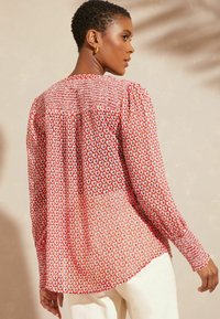 Love & Roses V NECK LONG SLEEVE OVER THE HEAD - REGULAR FIT - Camicetta - ivory white and red geo
