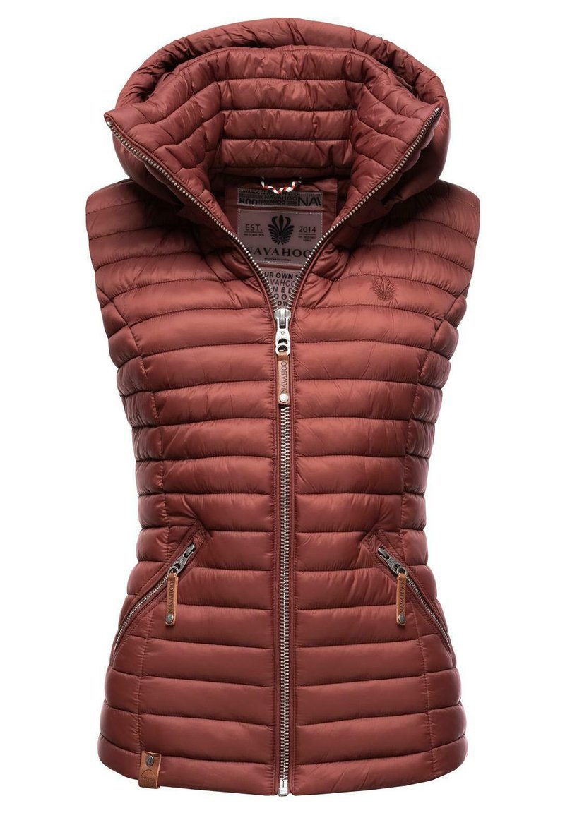 Gilet rembourré bordeaux avec capuche, doté d'une fermeture éclair, de poches latérales et d'une texture matelassée. Conception isolée pour la chaleur.