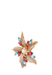 Květinová brož z kovu ve zlatém odstínu, s červenými, modrými a zelenými kameny, perlovým středem a jasnými krystaly jako akcenty.