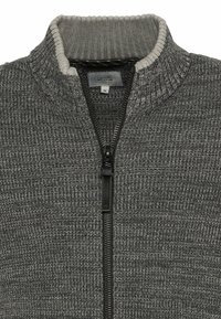 Harmaa neulottu vetoketjullinen villapaita, jossa on resorikaulus, teksturoitu kuvio ja musta vetoketju. Koko M, kuten merkissä ilmoitettu.