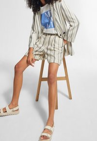 comma casual identity Short - white