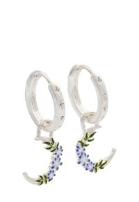 Orecchini a cerchio in argento con un motivo floreale che presenta fiori blu e foglie verdi su una forma a mezzaluna. Stelle sono incise sui cerchi.