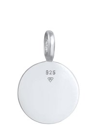 Pandantiv din argint, de formă rotundă, având o suprafață lustruită, marcat cu "925" și un logo în interiorul unei forme de diamant. Include un buclă curbată pentru atașare.
