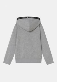Szara bluza z kapturem o miękkiej fakturze i sznurkiem do regulacji. Posiada czarne logo wewnątrz dekoltu oraz ściągacze na rękawach i u dołu.