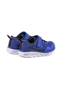 Blaue Sportschuhe mit einem strukturierten schwarzen Muster, gesichert mit einem Klettverschluss, ausgestattet mit einer gepolsterten weißen Sohle und blauen Akzenten.