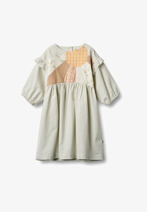 Hellgrünes kariertes Kleid mit Ballonärmeln, das ein Patchwork-Design aus Blumen- und gestreiften Mustern in verschiedenen Farben aufweist.