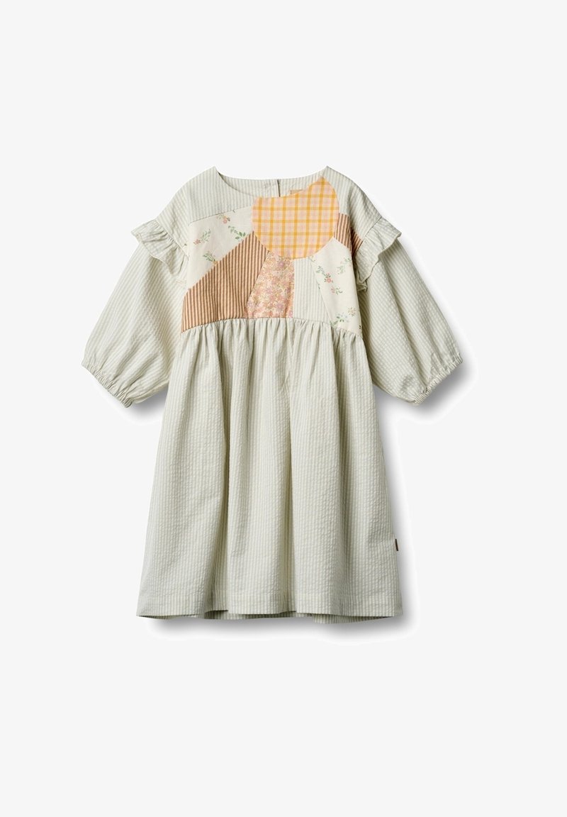 Jasnozielona sukienka w kratę z balonowymi rękawami, posiadająca patchworkowy wzór z kwiatowymi i paskowanymi motywami w różnych kolorach.