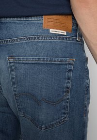 Jack & Jones JJICLARK JJORIGINAL - Calças de ganga de perna direita - blue denim
